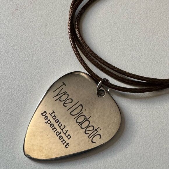 T1D Medical Alert, Guitar Pick Charm & Adjustable Rope, Unisex - Picture 7 of 11